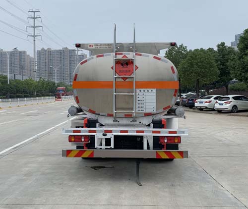 楚飛牌CLQ5182GYY6DA型鋁合金運(yùn)油車(chē)