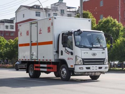 解放4.1米易燃液體廂式運(yùn)輸車