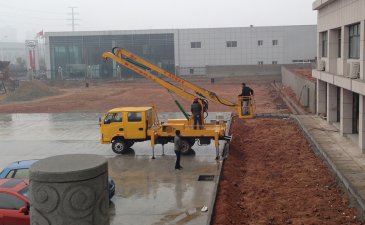 成龍威高空作業(yè)車現(xiàn)車為新廠建設作出貢獻