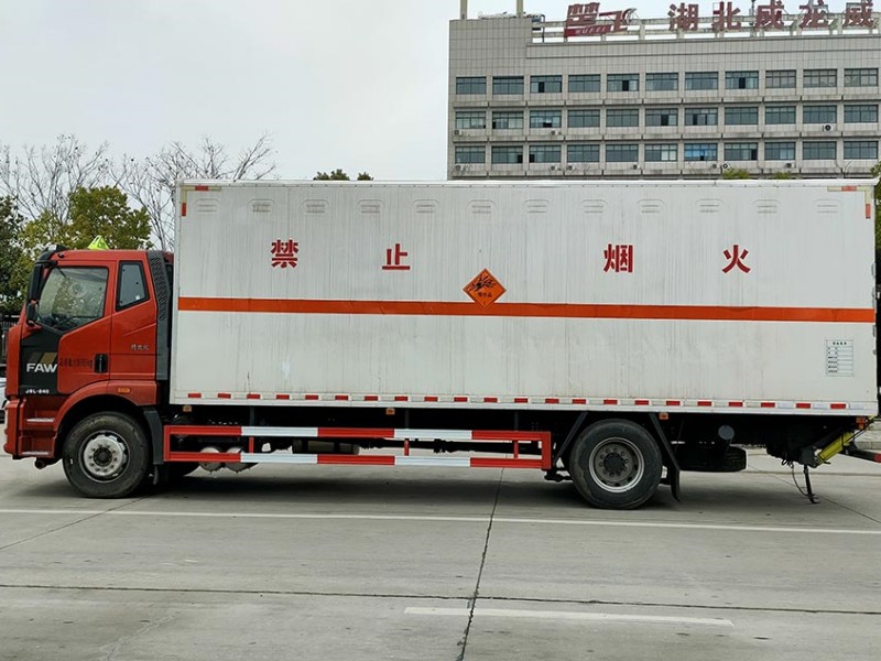 解放J6L 危險(xiǎn)物品廂式運(yùn)輸車(chē)